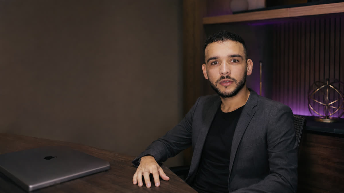 Eberlin Candido, fundador da CasaDigital, na mesa de trabalho